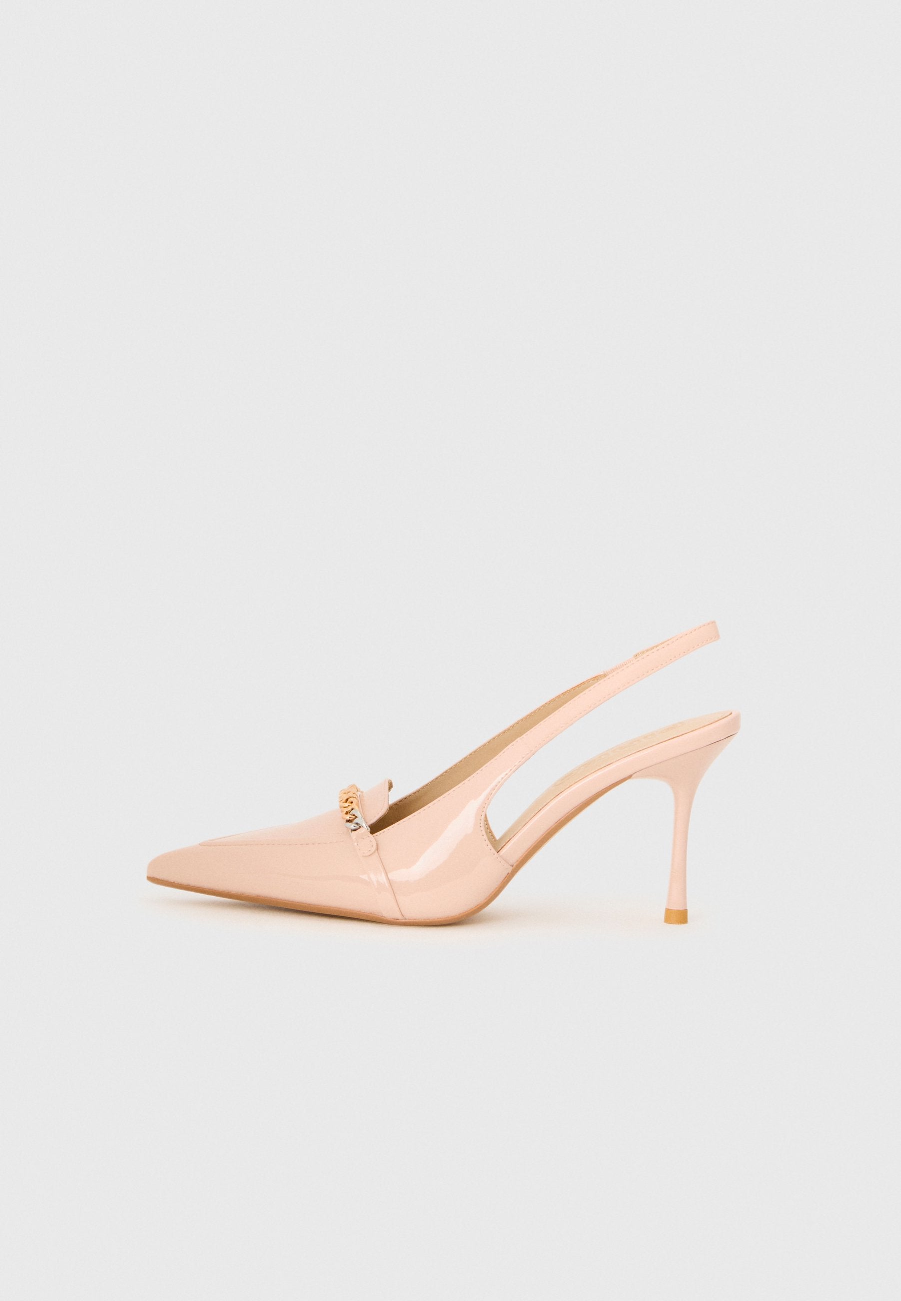 Spitz zulaufender Slingback-Schuh aus glänzendem, hellrosa Lackmaterial mit einer goldfarbenen Akzent an der Vorderseite und einem schlanken, hohen Absatz.