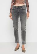 Graue Skinny-Jeans aus Denim mit einem ausgeblichenen Finish, ausgestattet mit fünf Taschen, Gürtelschlaufen und einem klassischen Knopfverschluss. Kombiniert mit metallischen High Heels.