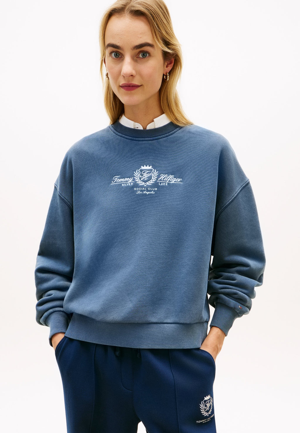 CREST EMBROIDERY RELAXED TERRY SWEATSHIRT Media 3