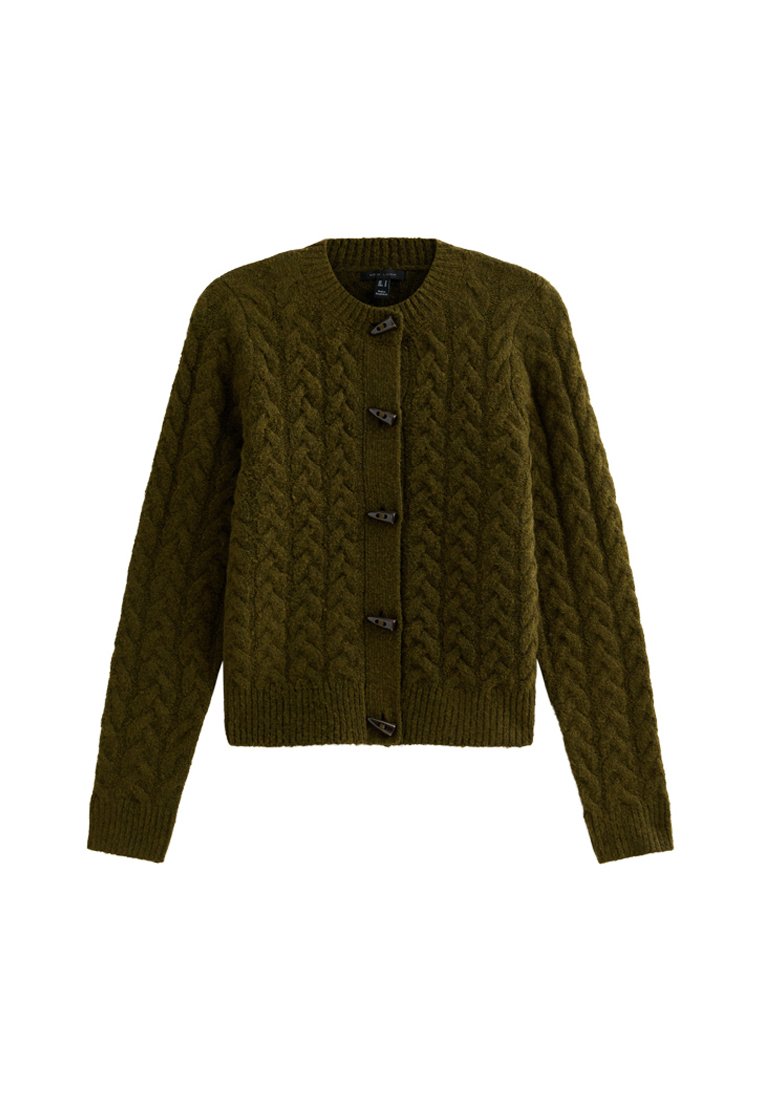 Dunkelgrüner Strickcardigan mit einem Kabelmuster, rundem Ausschnitt und fünf dunklen Knopfverschlüssen auf der Vorderseite. Lange Ärmel.