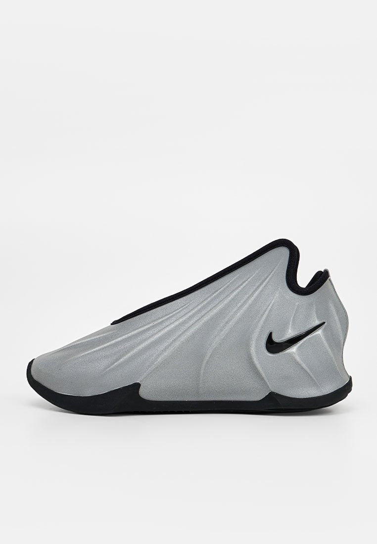 Eleganter silberner Slip-On Sneaker mit schwarzem Besatz und Sohle, mit schwarzem Nike Swoosh-Logo an der Seite.