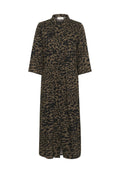 Leopardenmuster langes Kleid in erdigen Tönen mit Knopfleiste, Kragen, dreiviertel Ärmeln und tailliertem Bund. Glatte Stofftextur.