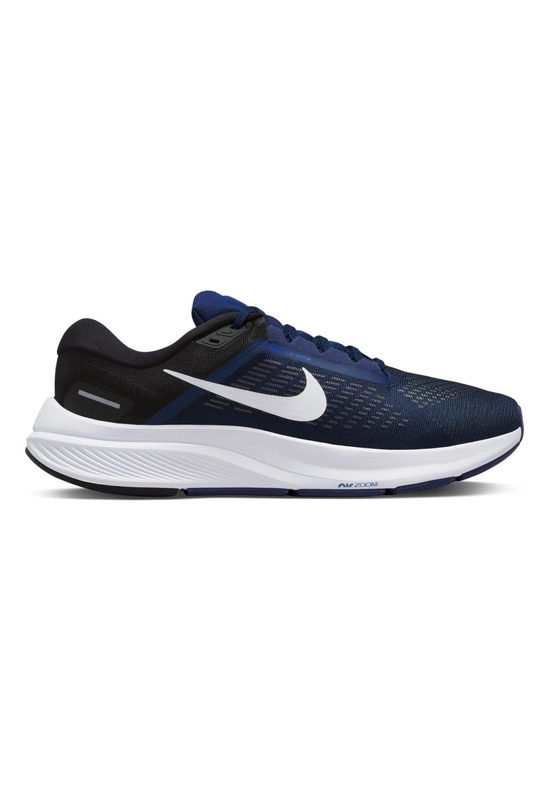 Blaue und schwarze Nike-Laufschuhe mit weißem Swoosh-Logo, gepolstertem weißen Zwischensohle und schwarzer Außensohle, Seitenansicht auf weißem Hintergrund.