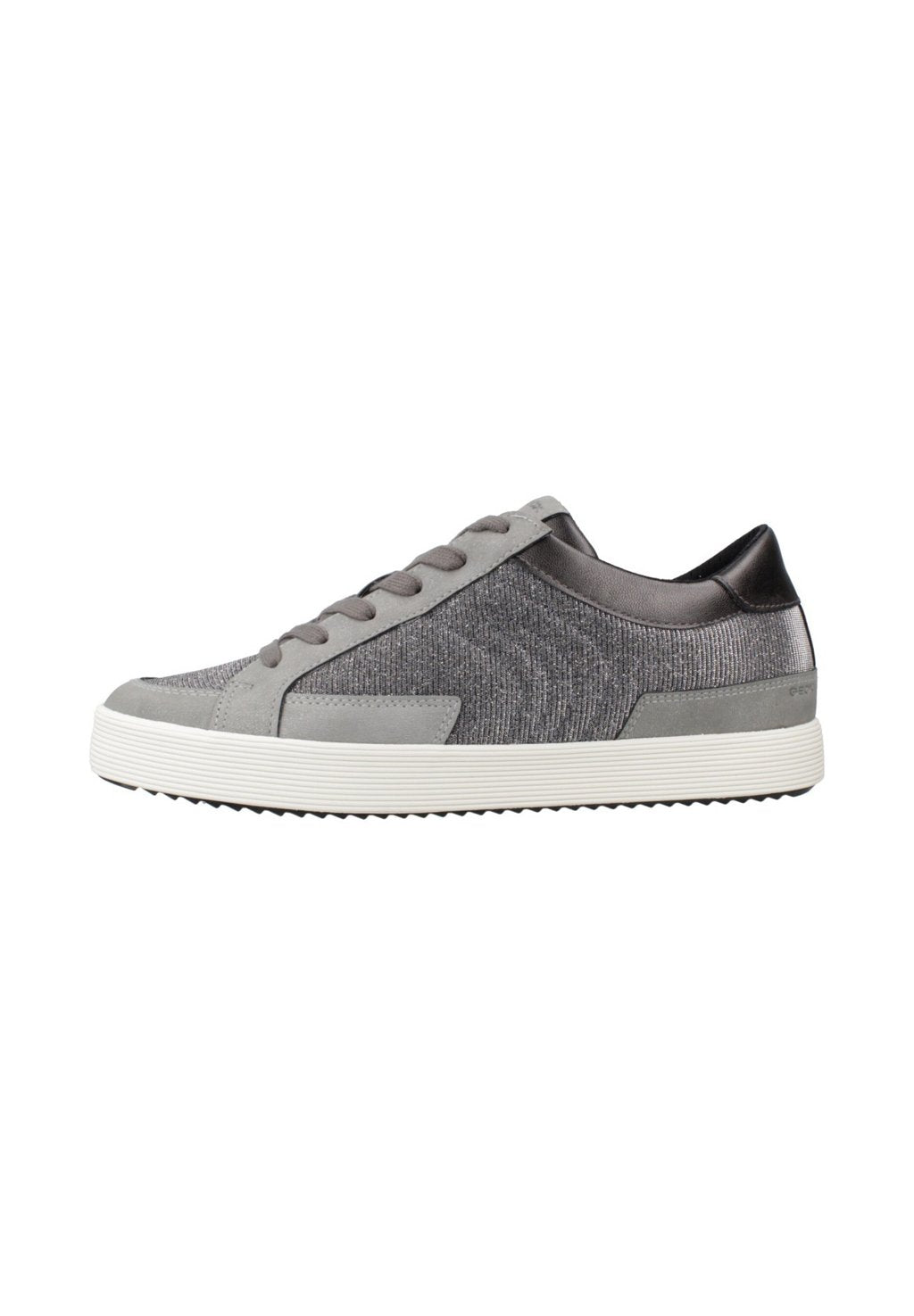 Graue Sneakers mit einem Obermaterial aus strukturiertem Stoff, Wildleder-Akzenten und einer weißen Gummisohle. Verfügt über fünf Ösen und ein Low-Top-Design.