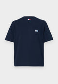 Marineblaue Baumwoll-T-Shirt mit kurzen Ärmeln, Rundhalsausschnitt und einem kleinen Logo-Patch auf der linken Brust, das den Text "TOMMY JEANS" zeigt.