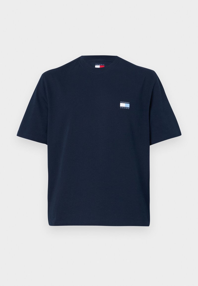 Marineblaue Baumwoll-T-Shirt mit kurzen Ärmeln, Rundhalsausschnitt und einem kleinen Logo-Patch auf der linken Brust, das den Text "TOMMY JEANS" zeigt.