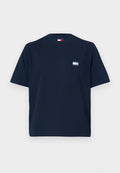 Marineblaue Baumwoll-T-Shirt mit kurzen Ärmeln, Rundhalsausschnitt und einem kleinen Logo-Patch auf der linken Brust, das den Text "TOMMY JEANS" zeigt.