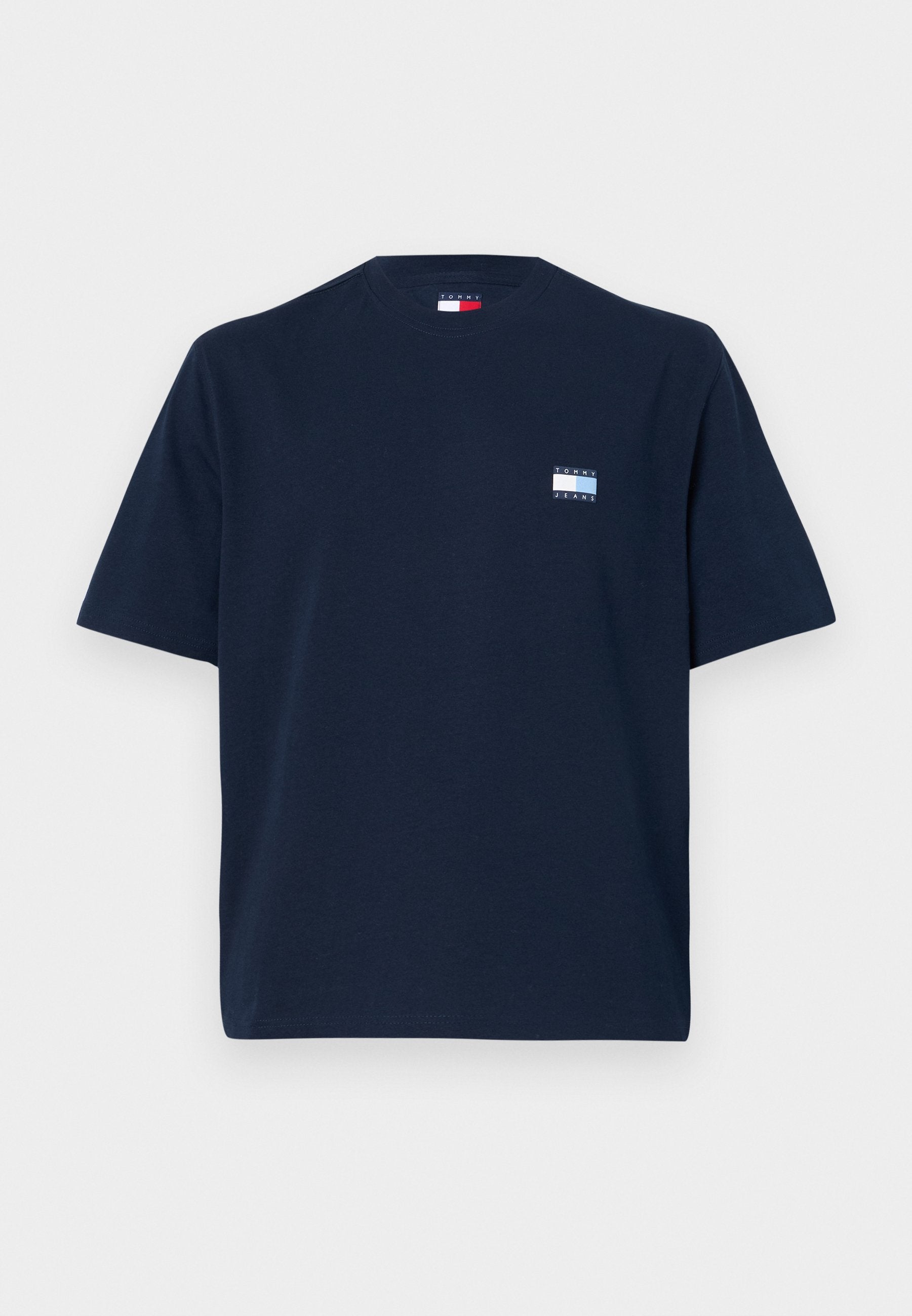 Marineblaue Baumwoll-T-Shirt mit kurzen Ärmeln, Rundhalsausschnitt und einem kleinen Logo-Patch auf der linken Brust, das den Text "TOMMY JEANS" zeigt.