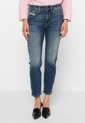 Dunkelblaue Denim-Jeans mit tapered Fit, ausgewaschenen Details, geradem Saum und vorderen Taschen, kombiniert mit schwarzen lackledernen Schuhen.