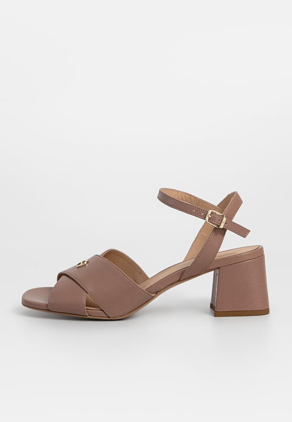 AIGNER COURTNEY