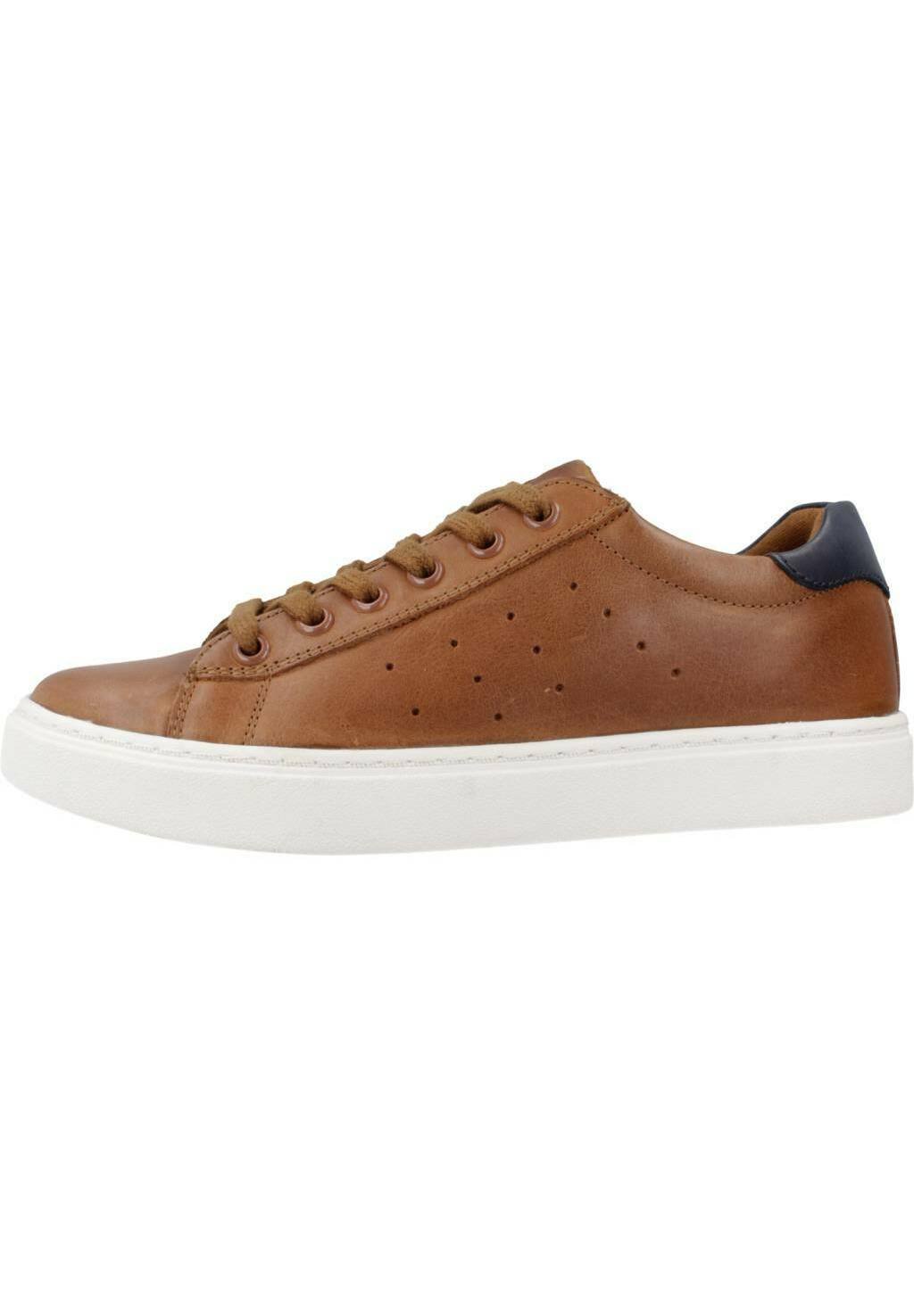 Braune Leder-Sneaker mit perforierten seitlichen Details, weißer Gummisohle und kontrastierendem dunklem Fersenelement. Verfügt über flache Schnürsenkel und eine klassische Form.