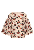 Hellrose Bluse mit weiten Glockenärmeln, verziert mit einem Muster aus roten und schwarzen Blumenprints.