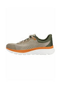 Beige und olivgrüner Sportschuh mit orangefarbenen Akzenten, Mesh-Obermaterial, weißer Sohle und Schnürverschluss, seitlich dargestellt.