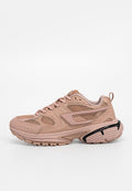 Rosa Sportschuh mit einer strukturierten Oberseite, die über Netzpaneele verfügt, ausgeprägter schwarzer Sohle und abgerundetem Design. Schnürsenkel und Akzentdetails vorhanden.