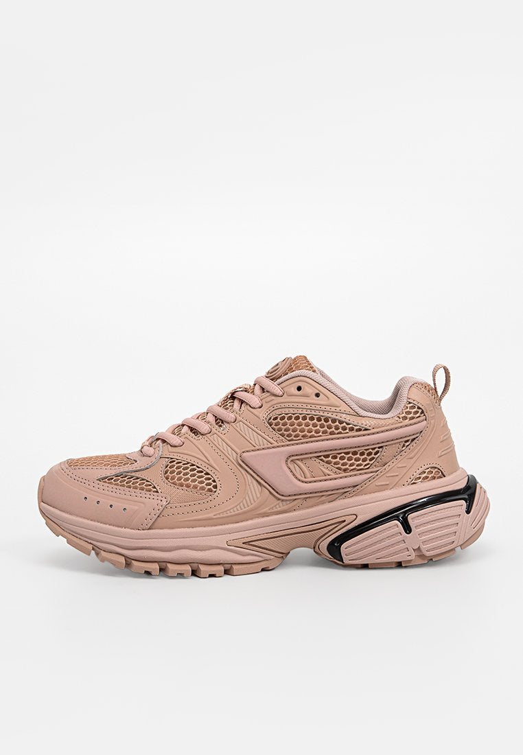 Rosa Sportschuh mit einer strukturierten Oberseite, die über Netzpaneele verfügt, ausgeprägter schwarzer Sohle und abgerundetem Design. Schnürsenkel und Akzentdetails vorhanden.