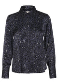 Schwarze und marineblaue Leopardenmuster-Bluse mit langen Ärmeln, knopfiger Vorderseite und klassischem Kragen. Glattes Material mit sanftem Glanz.