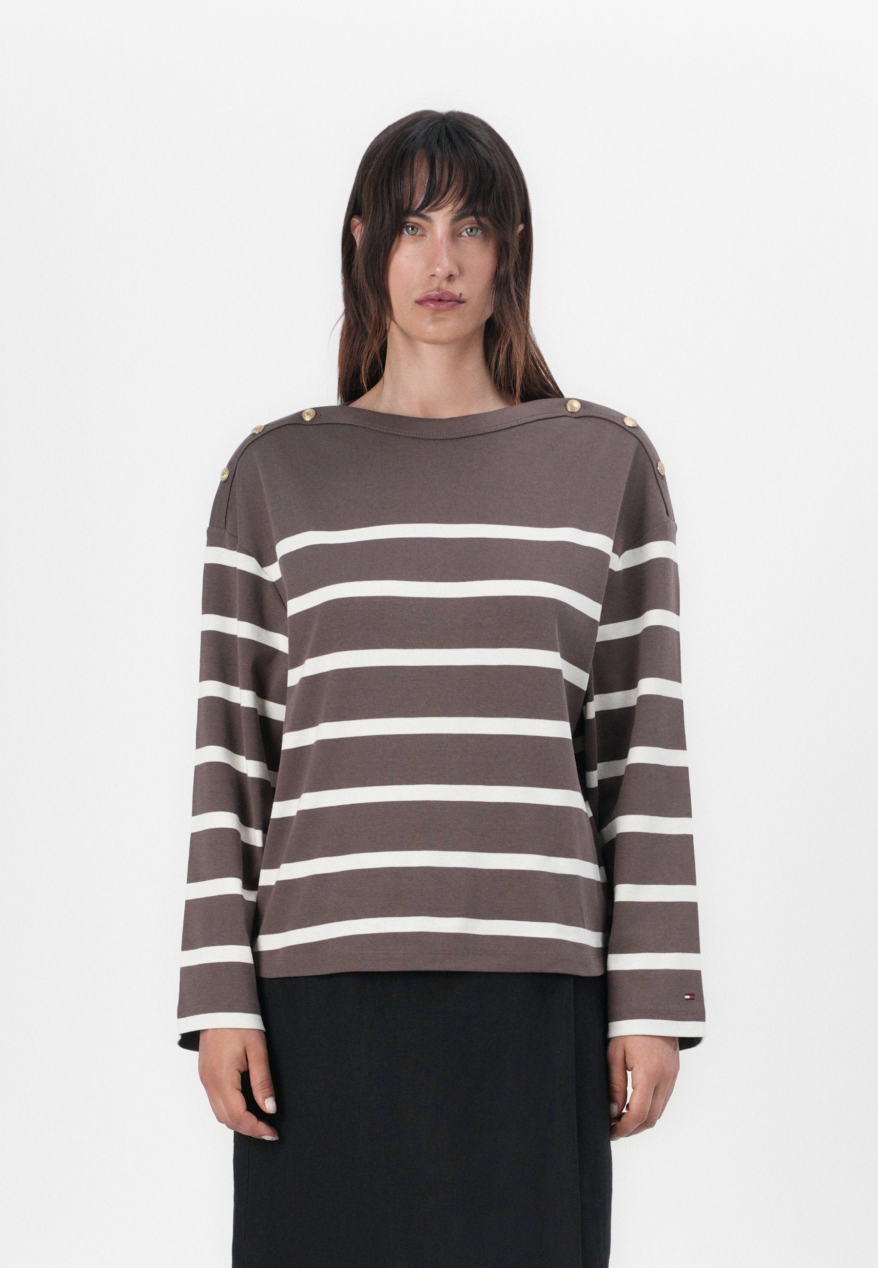 BUTTON BOAT TEE Media 3