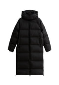 Schwarze Daunenjacke mit Kapuze, langer gepolsterter Schnitt, Frontreißverschluss und seitlichen Taschen, aus glattem, leichtem Material gefertigt.