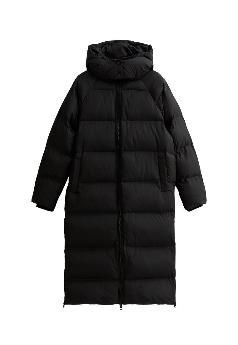Schwarze Daunenjacke mit Kapuze, langer gepolsterter Schnitt, Frontreißverschluss und seitlichen Taschen, aus glattem, leichtem Material gefertigt.