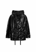 Schwarze, glänzende Regenjacke mit Kapuze, Kordelzugverschluss, zwei Fronttaschen und langen Ärmeln. Verfügt über eine glatte, reflektierende Textur.