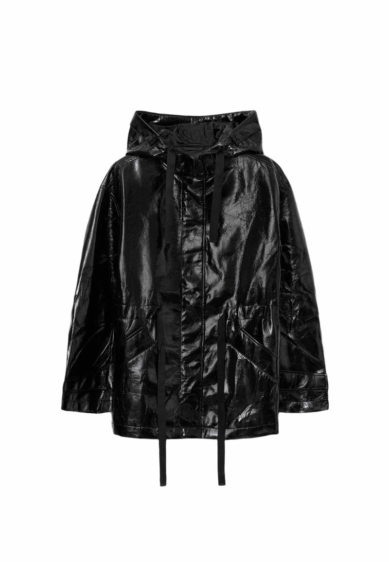 Schwarze, glänzende Regenjacke mit Kapuze, Kordelzugverschluss, zwei Fronttaschen und langen Ärmeln. Verfügt über eine glatte, reflektierende Textur.