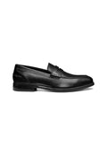 Schwarze Lederloafers mit gesticktem Design, niedrigem Absatz und dekorativem Vorderband. Glatte Textur mit abgerundetem Zeh und klassischer Form.