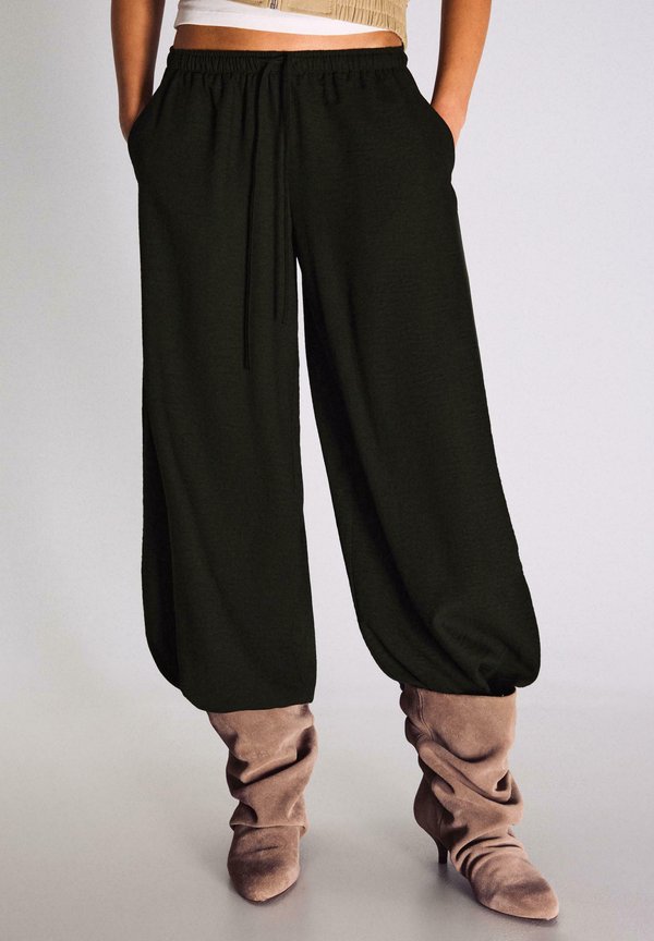 Bershka RUSTIC BLOOMER - Trousers - black