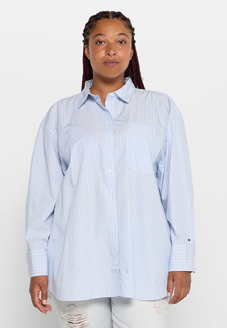 Blau-weißer gestreifter Button-Down-Hemd; verfügt über einen Kragen, lange Ärmel und eine einzelne Brusttasche. Weicher Stoff mit lockerem Schnitt.