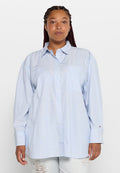 Blau-weißer gestreifter Button-Down-Hemd; verfügt über einen Kragen, lange Ärmel und eine einzelne Brusttasche. Weicher Stoff mit lockerem Schnitt.