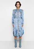 Denimhemdenkleid in Hellblau mit gebundenem Taillengürtel, Knopfverschluss, zwei Brusttaschen und leicht ausgestellt geschnittenem Saum. Weicher, strukturierter Stoff.