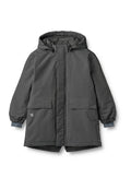 Graue wasserdichte Jacke mit Kapuze, elastischen Bündchen, zwei Fronttaschen und gestreiftem Detail im Innenfutter und an den Bündchen.