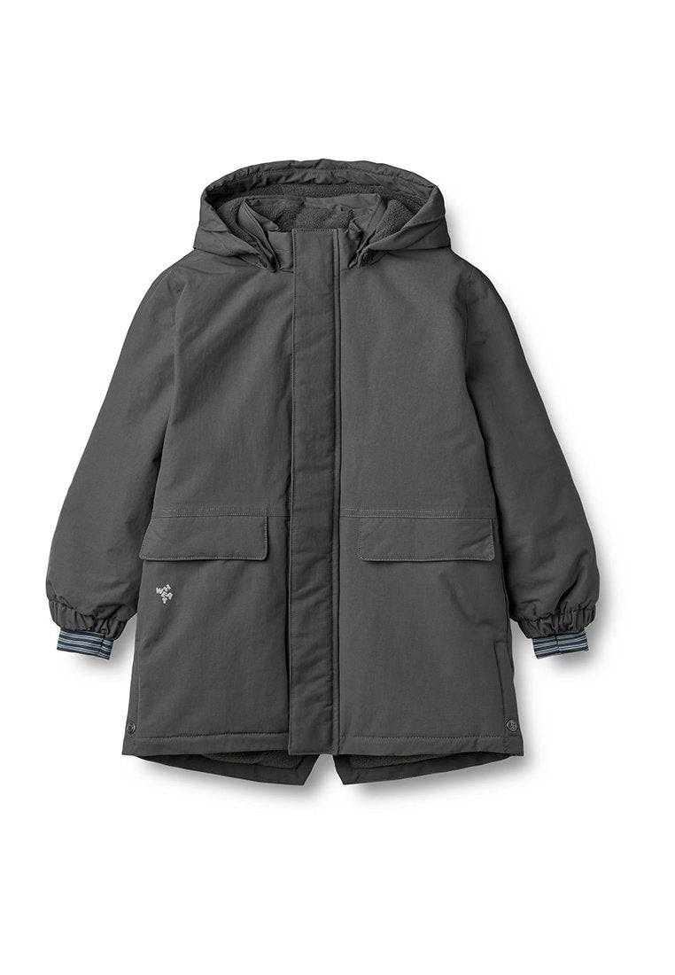 Graue wasserdichte Jacke mit Kapuze, elastischen Bündchen, zwei Fronttaschen und gestreiftem Detail im Innenfutter und an den Bündchen.