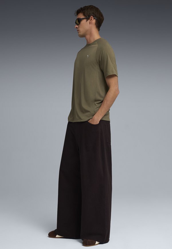 Puma EVOSTRIPE  - Basic T-shirt - loden green
