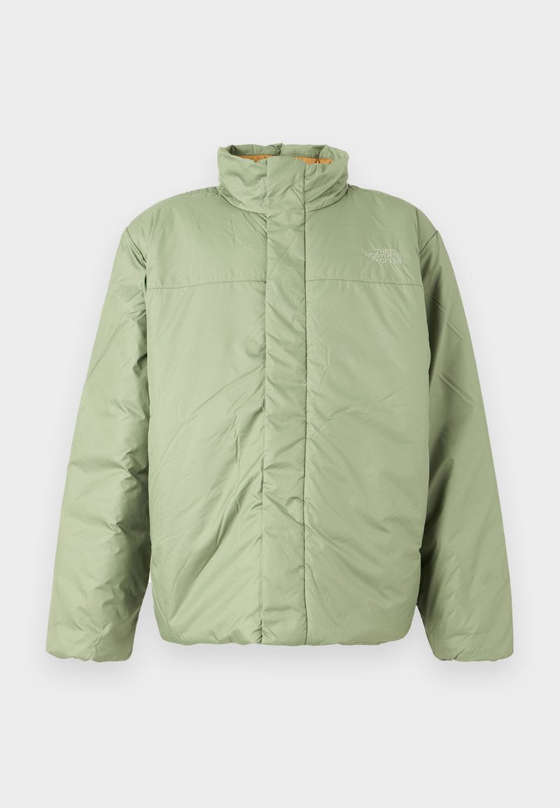 Hellgrüne isolierte Jacke mit hohem Kragen, glatter Textur, Frontreißverschluss ohne sichtbare Taschen und dezentem Logo auf der Brust.