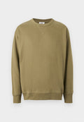Olivgrünes Sweatshirt mit Rundhalsausschnitt und langen Ärmeln, mit gerippten Bündchen und Saum, versehen mit einem kleinen gestickten "X"-Detail unterhalb des Halsausschnitts.