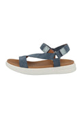 Blaue Wildledersandalen mit Kreuzriemen, verstellbarem Knöchelriemen und einer weißen, gepolsterten Sohle. Verfügt über eine strukturierte Innensohle mit Perforationen.