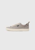 Graue Leinensneaker verfügen über ein Low-Top-Design, crèmefarbene Schnürsenkel, eine weiße Gummisohle und eine Schlaufe an der Ferse für ein einfaches Anziehen.