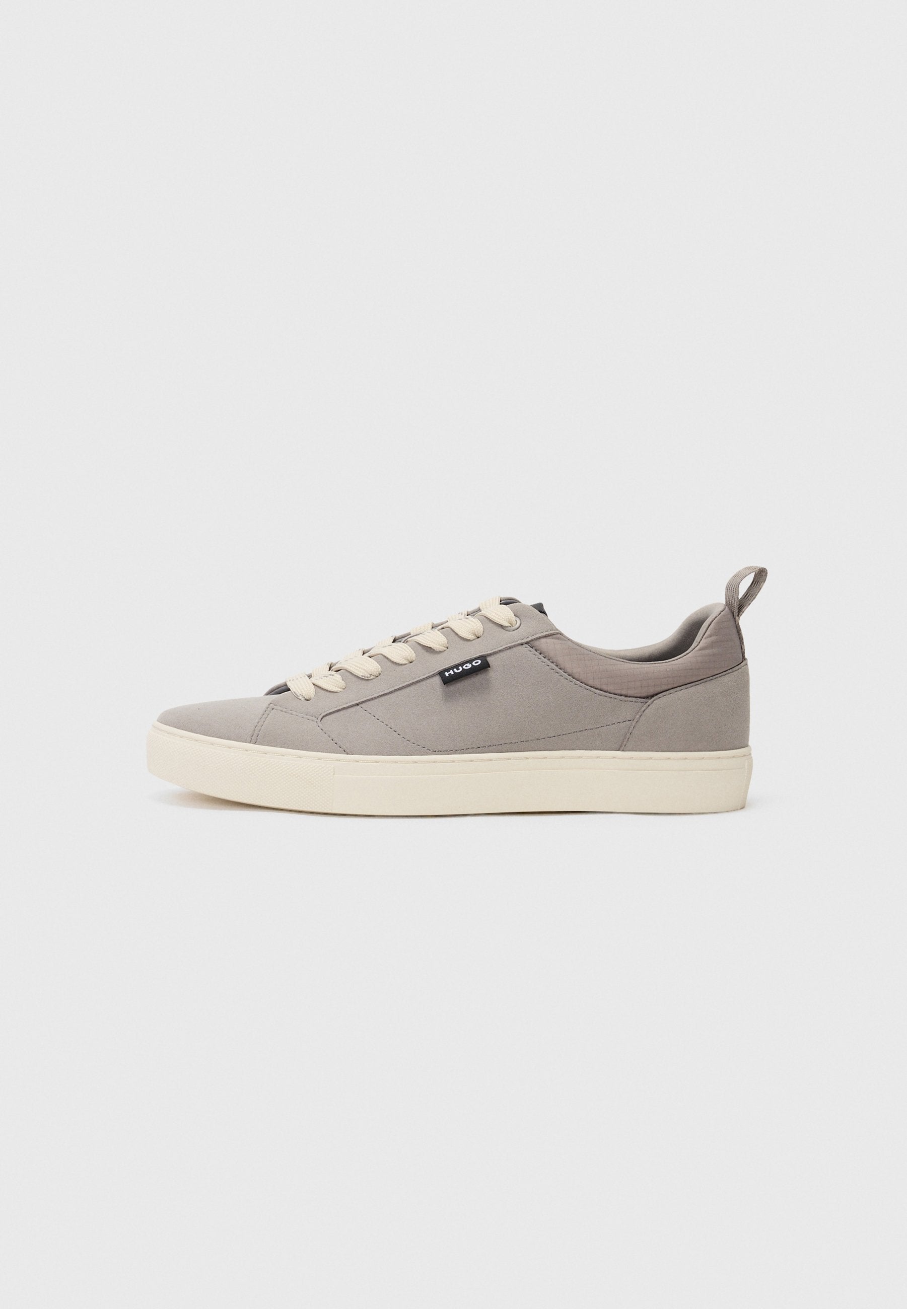 Graue Leinensneaker verfügen über ein Low-Top-Design, crèmefarbene Schnürsenkel, eine weiße Gummisohle und eine Schlaufe an der Ferse für ein einfaches Anziehen.