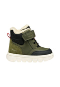 Grüne und schwarze halbhohe Stiefel mit einem weichen, mit Fell gefütterten Kragen, Klettverschluss und strukturierten Gummisohlen, die rote und weiße Akzente aufweisen.