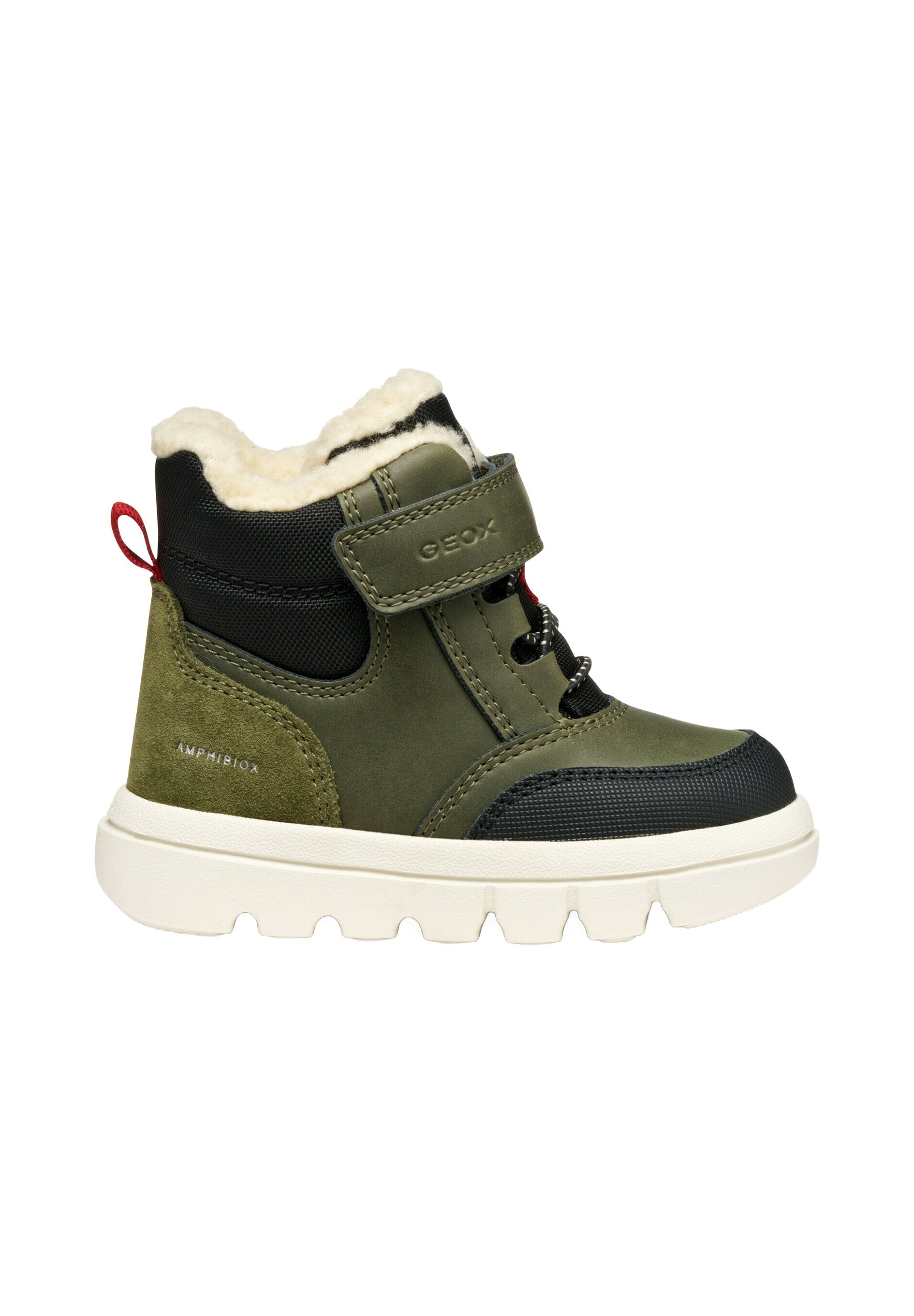 Grüne und schwarze halbhohe Stiefel mit einem weichen, mit Fell gefütterten Kragen, Klettverschluss und strukturierten Gummisohlen, die rote und weiße Akzente aufweisen.