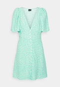 Mintgrünes Kleid mit V-Ausschnitt, kurzen Puffärmeln und durchgehender Knopfleiste. Es weist ein strukturiertes weißes Muster auf.