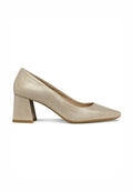 Beige Pumps mit eckiger Zehenpartie, aus strukturiertem Stoff gefertigt, mit einem breiten Absatz. Die Sohle ist hellbraun und bietet einen Kontrast zum Obermaterial.
