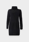 Schwarzes Strickkleid mit hohem Rollkragen, langen Ärmeln und einem kunstvollen Rautenmuster; ausgestattet mit gerippten Bündchen und Saum.