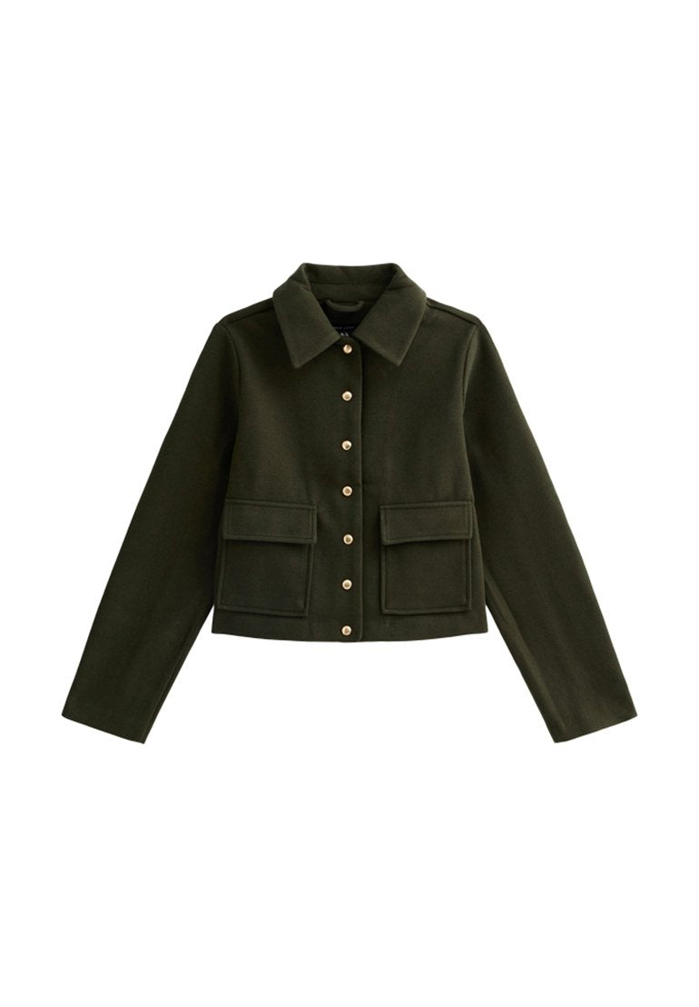 Dunkelgrüne, verkürzte Jacke aus weichem Material, ausgestattet mit einem Kragen, goldfarbenen Knöpfen und zwei rechteckigen Vordertaschen.
