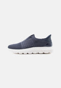 Marineblaue Slip-On-Sneaker mit einem Mesh-Obermaterial, verziert mit dekorativen metallischen Punkten und einer gepolsterten weißen Sohle mit Wellenmuster.