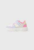 Kinder-Low-Top-Sneaker mit weißer Sohle, pastellvioletter Spitze, pinker Ferse, beigen Seiten, pinken Schnürsenkeln und einem violetten Klettverschluss.