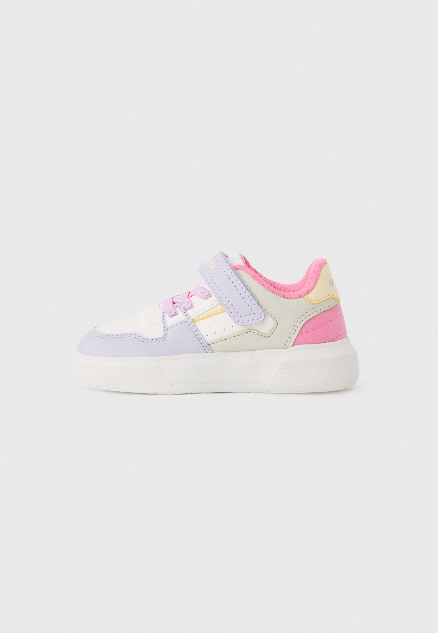 Kinder-Low-Top-Sneaker mit weißer Sohle, pastellvioletter Spitze, pinker Ferse, beigen Seiten, pinken Schnürsenkeln und einem violetten Klettverschluss.