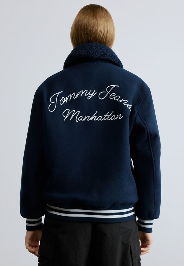 Tommy Jeans PADDED TWILL OVERSIZED VARSITY JACKET
