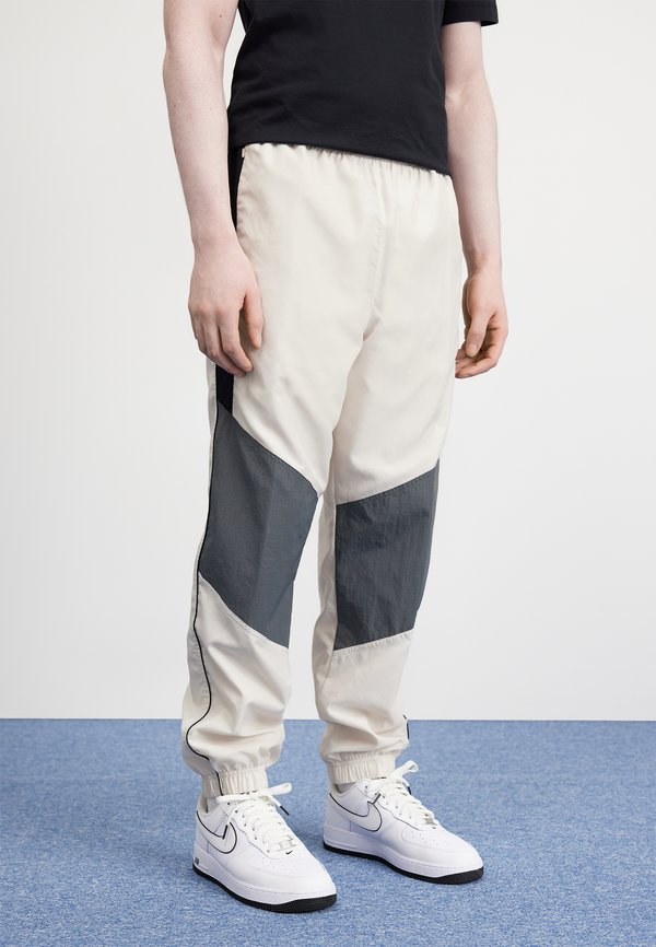 Nike Sportswear AIR - Tracksuit bottoms - orewood/iron grey/black