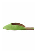 Grüne Stoffmules mit spitzer Zehe und seitlichem Ausschnitt. Der Schuh hat eine flache braune Sohle und eine strukturiert wirkende Materialoberfläche.